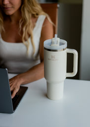 The Stanley Quencher H2.0 Flowstate Tumbler in Cream Tonal