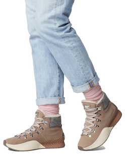 The Sorel Womens Out 'N' About III Conquest Shoes in Omega Taupe & Gum