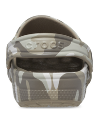 The Crocs Boys Boys Classic Camo Clog in Mushroom