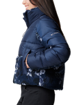 The Columbia Womens Leadbetter Point II Print Sherpa Hybrid Jacket in Collegiate Navy & Collegiate Navy Shadowvines