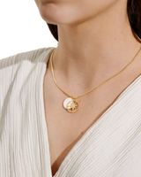 Perla Mother Of Pearl Star Necklace in Gold