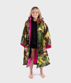 The Dryrobe Kids Advance Short Sleeved Dryrobe in Camo & Pink