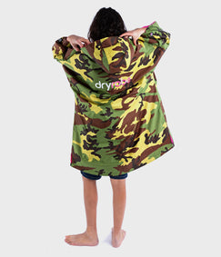 The Dryrobe Kids Advance Short Sleeved Dryrobe in Camo & Pink